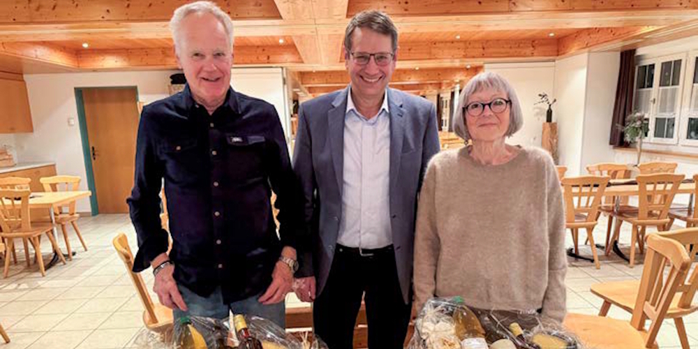 Gemeindepräsident Peter Hüppi dankt Walter Weber (1.v.l.) und Regula Tschopp (1.v.r.) für ihren langjährigen Einsatz für die geflüchteten Menschen.