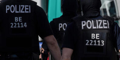 SYMBOLBILD - Die Berliner Polizei bei einem Einsatz. Foto: Paul Zinken/dpa