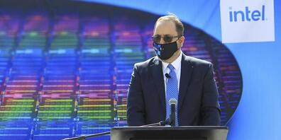 Intel-Manager  Keyvan Esfarjani kündigt die Pläne an, in New Mexico eine neue Chip-Technologie herzustellen.