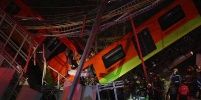 Rettungskräfte stehen am Unfallort, nachdem eine U-Bahnbrücke zum Teil eingestürzt ist. In Mexiko-Stadt ist eine U-Bahnbrücke zum Teil eingestürzt und eine Bahn dabei verunglückt. Foto: Valente Rosas/El Universal via ZUMA Wire/dpa