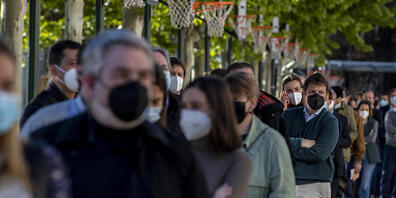 Menschen stehen Schlange, um ihre Stimme während der Regionalwahlen in Madrid abzugeben. Foto: Manu Fernandez/AP/dpa