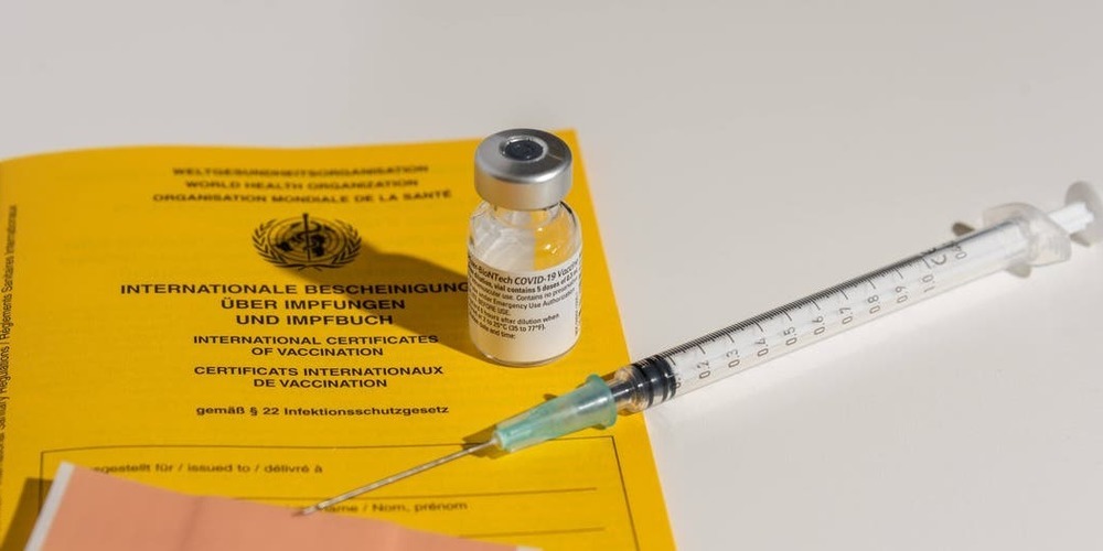 Ausgenommen von der Quarantäne sind Personen, bei denen die vollständige Impfung oder die Auffrisch-Impfung weniger als vier Monate zurückliegt.