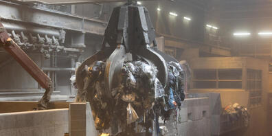 Ein Krangreifer befüllt in der Kehrichtsverbrennungsanlage eine Ofenlinie mit Müll. Die Hälfte des Unrats ist Biomasse, also geeignet für die Negativemissionstechnologie BECCS. Dabei wird anfallendes CO2 unterirdisch gespeichert - eine laut ETH ho...