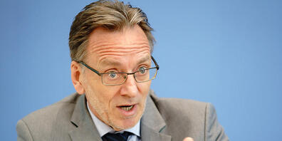 Holger Münch, Präsident des Bundeskriminalamtes (BKA), stellt in der Bundespressekonferenz die Fallzahlen politisch motivierter Kriminalität für das Jahr 2020 vor. Foto: Kay Nietfeld/dpa
