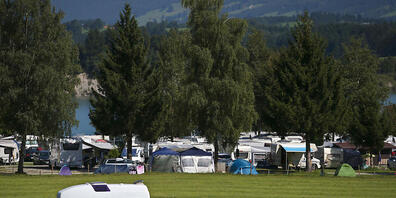ARCHIV - Wohnwagen und Wohnmobile stehen auf einem Campingplatz am Forggensee bei Dietringen (Bayern). Foto: picture alliance / Karl-Josef Hildenbrand/dpa