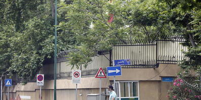 Aussenansicht der Schweizer Botschaft in Teheran. Eine hochrangige Mitarbeiterin der Botschaft in der iranischen Hauptstadt ist am Montag beim Sturz aus einem Hochhaus ums Leben gekommen.