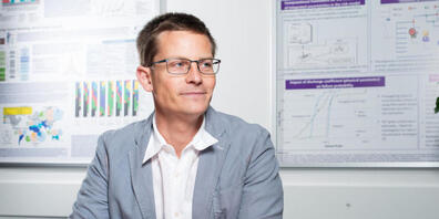 Tom Kober, Leiter der Gruppe Energiewirtschaft Labor für Energiesystemanalysen am Paul Scherrer Institut, erforscht mit Kolleginnen und Kollegen aus zehn Institutionen, wie die Energieversorgung in der Schweiz sicher und nachhaltig bleiben kann. (...