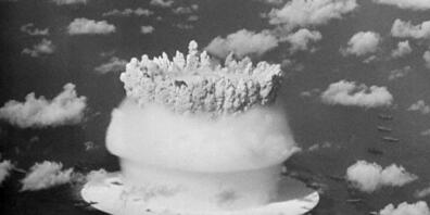 Filmstill aus "Cossroads" von Bruce Conner (1976): Schön und apokalyptisch - Atombombenversuch beim Bikini-Atoll.