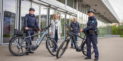 Zwei E-Bikes für die Gossauer Stadpolizei, im Hintergrund Stadträtin Claudia Martin und Lieferant Markus Gätzi.