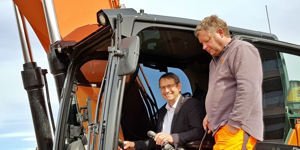 Gemeindepräsident Peter Hüppi steuert den Bagger nach kurzer Einweisung gekonnt. 