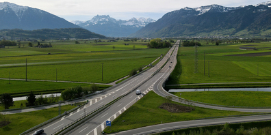 Auf der Autobahn A15 zwischen Tuggen und Reichenburg sollen immer wieder Autorennen stattfinden.