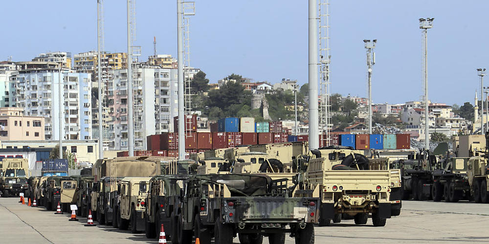 US-Militärfahrzeuge sind im Hafen von Durres geparkt. Das 53rd Infantry Brigade Combat Team der Florida National Guard wurden von dem US-militärischen Frachtschiff USNS Bob Hope entladen, um an der zweiwöchigen Militärübung «Defender Europe» teilz...