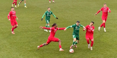 Das letzte Duell zwischen Yverdon Sport und dem FCRJ (rot) kurz vor Weihnachten war hart umkämpft. Am Ende entschied ein einziges Tor. (Archivbild)