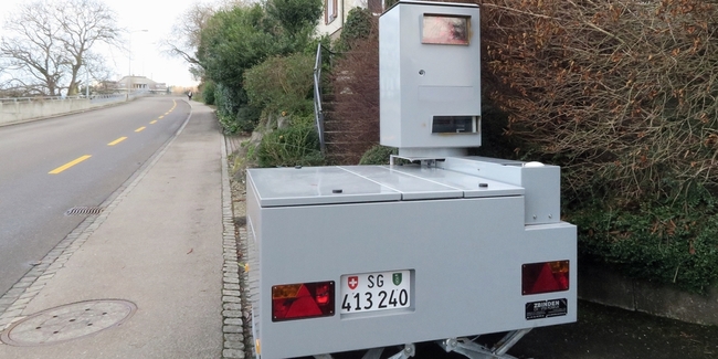 Eine semistationäre Messanlage zur Geschwindigkeitsermittlung an einer Strasse in Staad. (Archivbild)