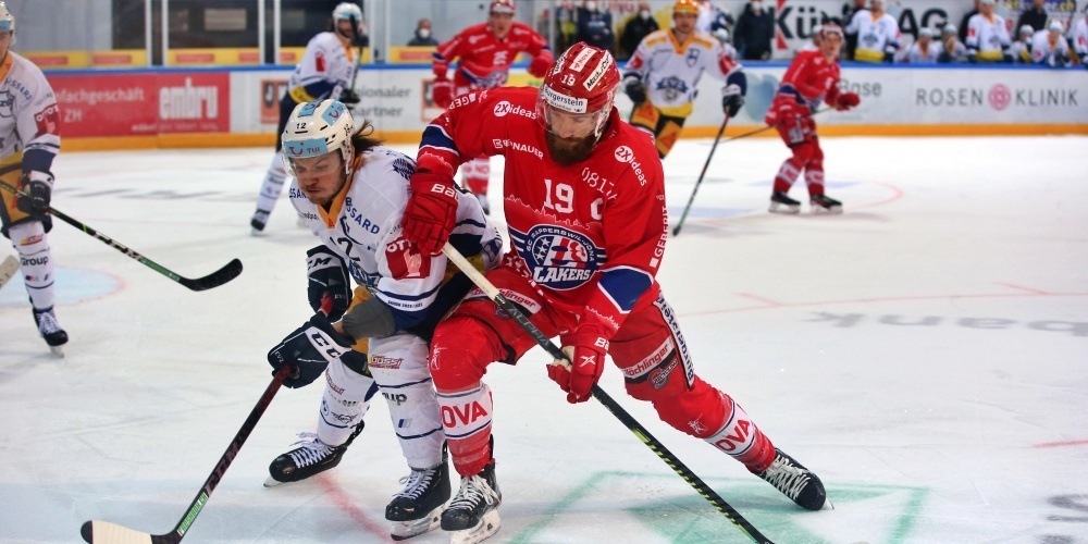 Andrew Rowe (SCRJ Lakers) im Zweikampf mit Yannick Zehnder (EV Zug) - im dritten Spiel der Playoff-Halbfinals waren die Rosenstädter erfolgreich.