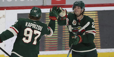 Kevin Fiala (rechts) nimmt die Gratulationen der Teamkollegen entgegen. Sein Treffer war eine Augenweide.