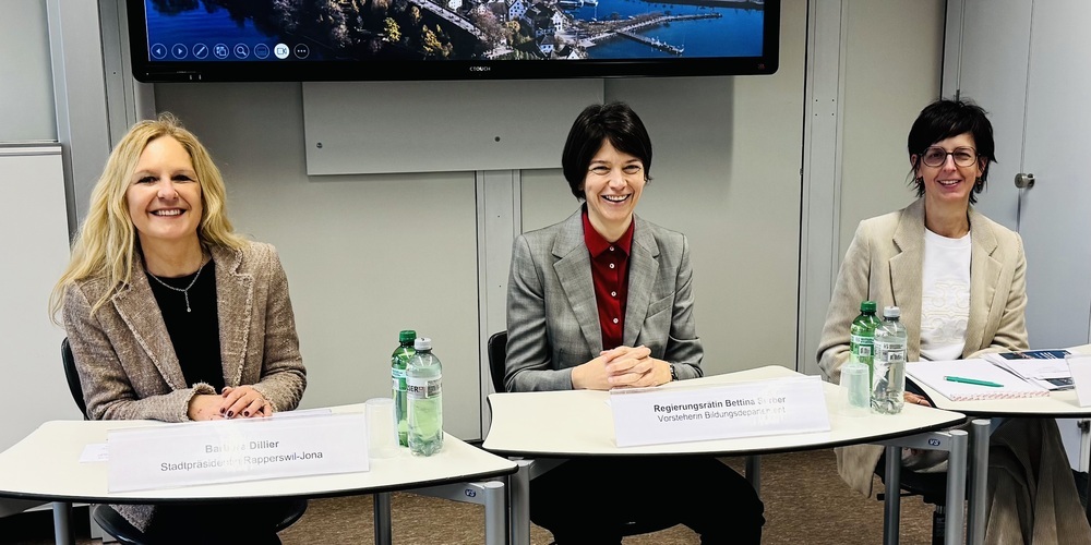 Machen den Stimmberechtigten das neue BWZ in Rapperswil-Jona schmackhaft: v.l. Stadtpräsidentin Barbara Dillier; Regierungsrätin Bettina Surber; Regierungsrätin Susanne Hartmann.