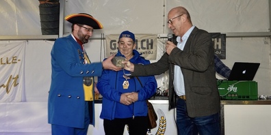 Mit der Übergabe des Pflastersteins durch Stadtrat Ueli Dobler (r.) beginnt die Regentschaft der Fasnächtler.