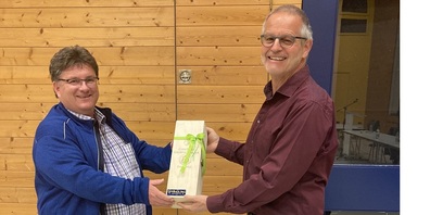 Gemeindepräsident Peter Kürsteiner (rechts) dankt Willi Urbanz für sein langjähriges Engagement in der Geschäftsprüfungskommission.