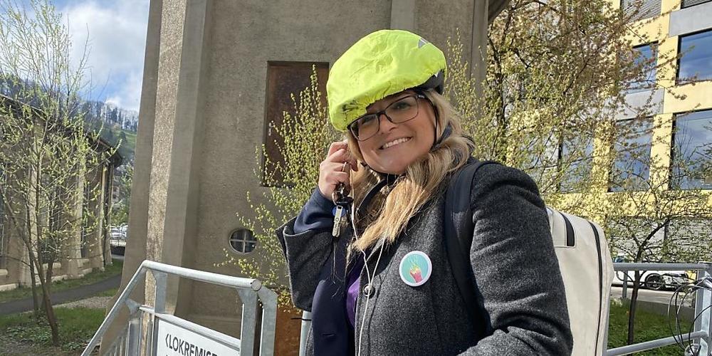 Rasende Stadtpräsidentin: Maria Pappa auf dem Weg zu einer Medienkonferenz im Kulturzentrum Lokremise in St. Gallen, bei der sie über die ersten vier Monate ihrer Amtszeit zurückblickt.