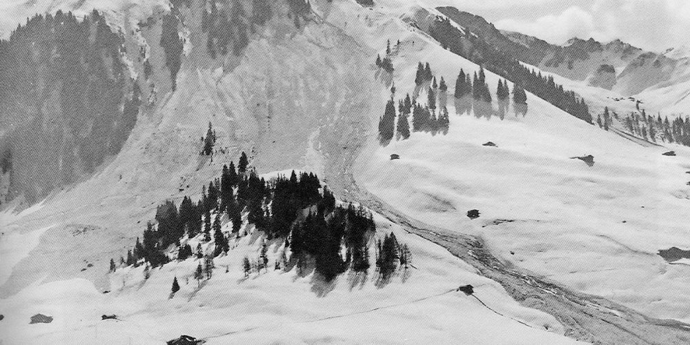 Die Schluhen-Lawine auf der Aschariner Talseite vom 11. April 1937 erreichte fast den Schanielabach. Das Foto stammt aus dem Buch  «Die Geschichte der St. Antönier Lawinen» von Holger Finze. 