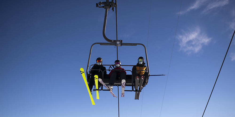 Trotz der Corona-Massnahmen kamen viele Wintersportler nach Arosa. Der Umsatzrückgang ist geringer als erwartet. (Symbolbild)