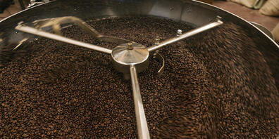 Eine Mitarbeiterin einer Kaffeerösterei in St. Gallen fiel wegen Sauerstoffmangels in Ohnmacht. Fünf Personen wurden zur Kontrolle ins Spital gebracht (Symbolbild).