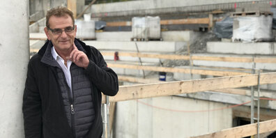Der Bauherr Andy Leutenegger ist täglich auf der Baustelle.