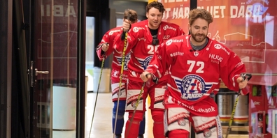 Auf Roll-Skis unterwegs im Umgang der St.Galler Kantonalbank Arean: Stürmer Gian-Marco Wetter (1.v.r.) und Verteidiger Matthew Kellenberger (2.v.r.).