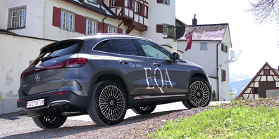 Der Mercedes-Benz EQA macht vor Schloss Weinstein eine mehr als gute Figur
