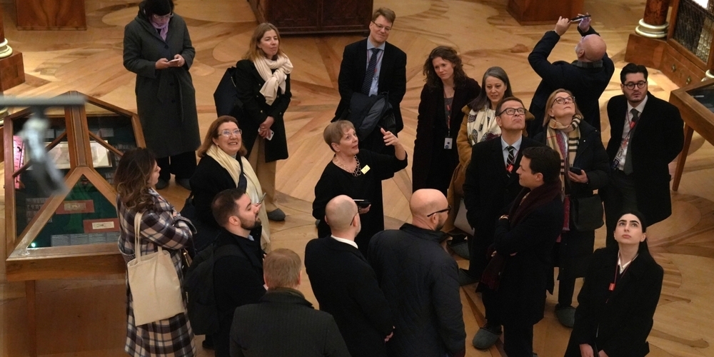 osze-delegation-erlebt-die-faszination-der-st-galler-stiftsbibliothek